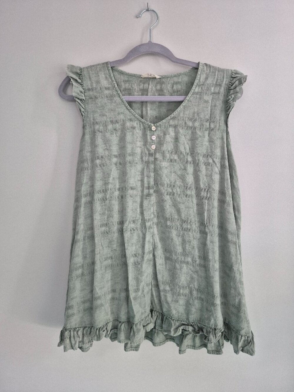 Easel Los Angeles Sage Sleeveless Ruffle Blouse – Textured Button‑Front – Size L